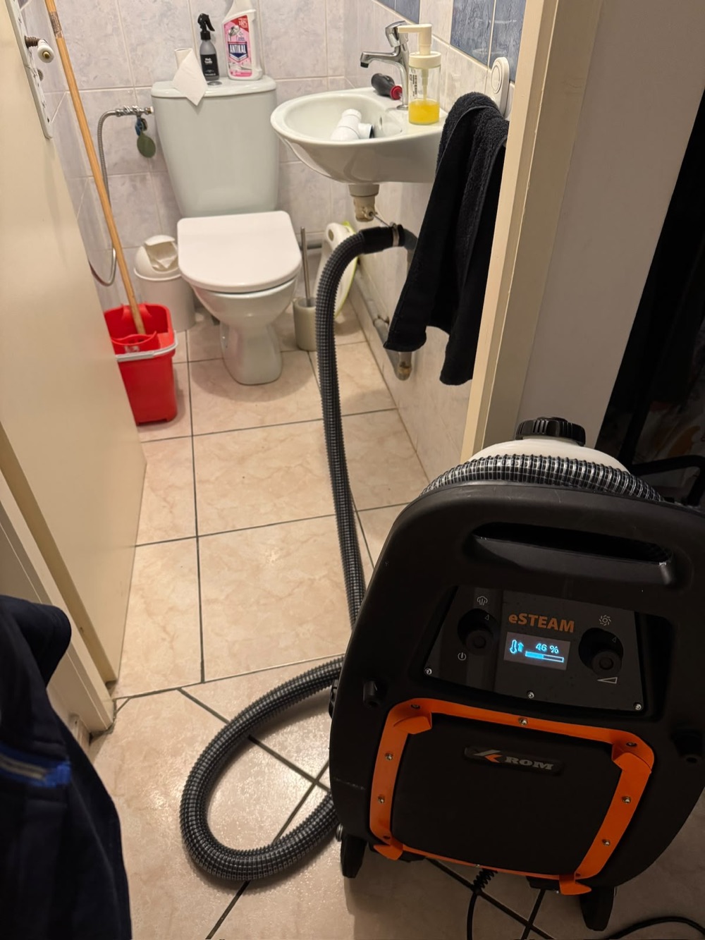 Traitement d’une canalisation dans des toilettes
